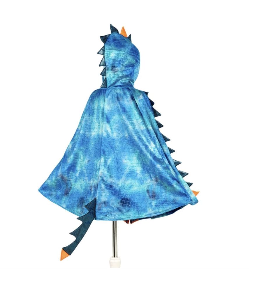 Blauwe drakencape op een paspop, van achteren zichtbaar met capuchon, stekels langs de rand en een staart met oranje punt.