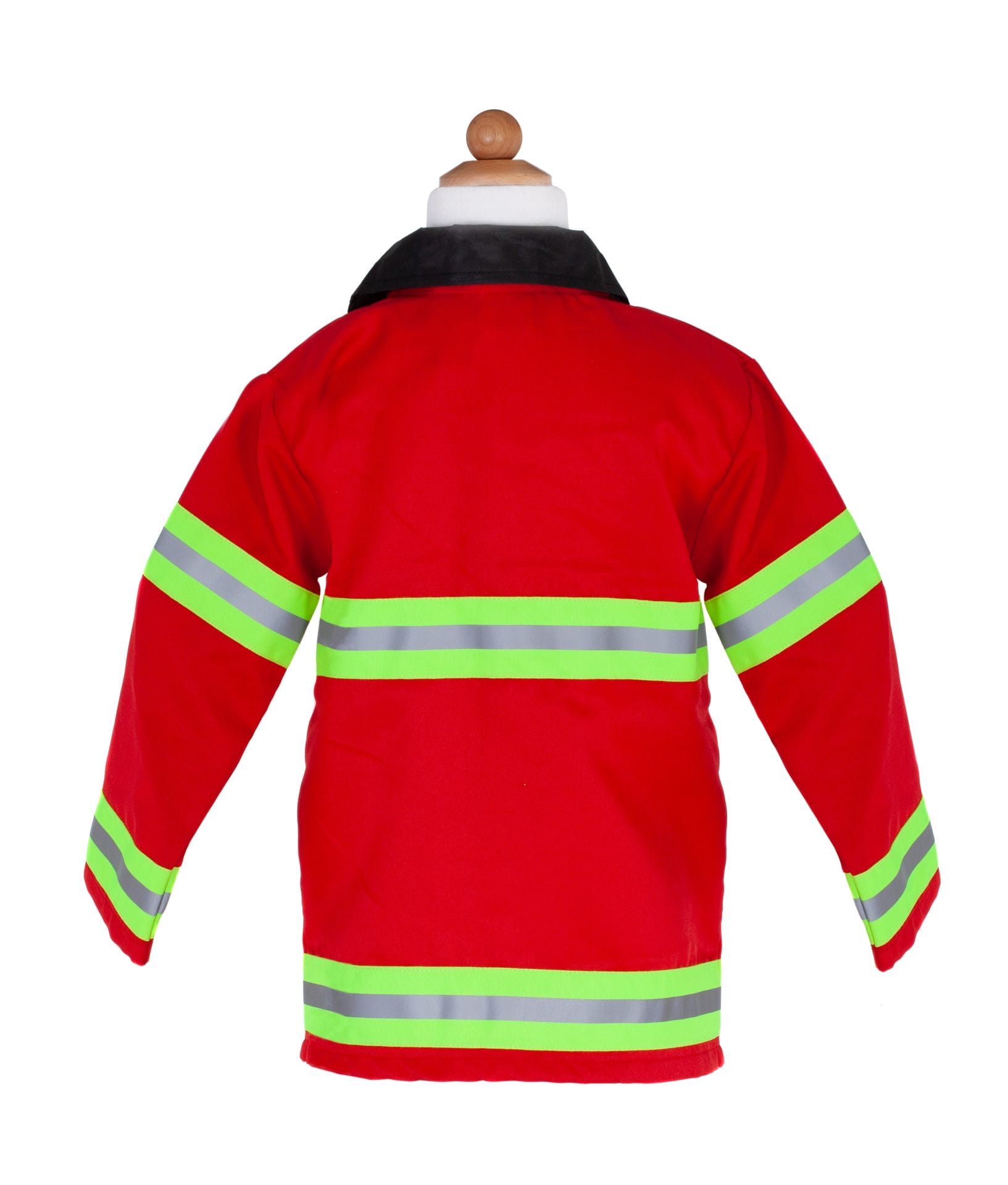 Rode brandweer kleding kind: de achterkant van de jas met reflecterende strepen en zwarte kraag op een paspop.