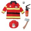 Brandweerman kleding in een complete verkleedset met rode jas, helm, speelgoedblusser en speelbijl.