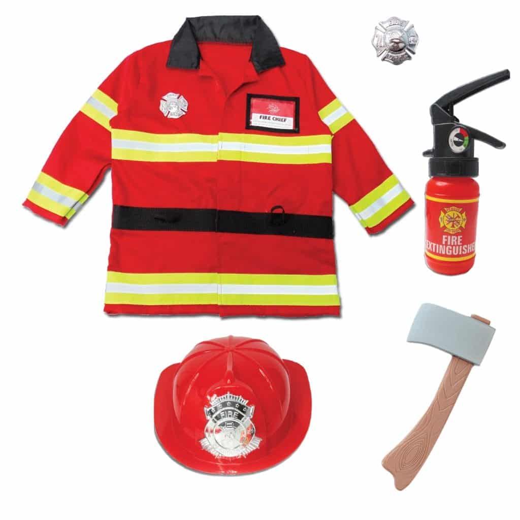 Brandweerman kleding in een complete verkleedset met rode jas, helm, speelgoedblusser en speelbijl.