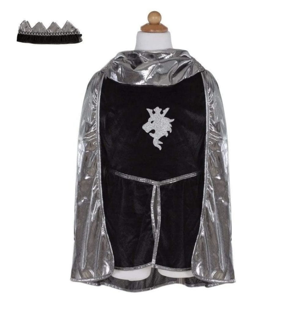 Achterkant van een ridderpak kind met zwarte tuniek, zilveren cape en losse kroon op een paspop