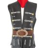 Great Pretenders piratenkostuum met zwart vest, bruine riem en rode sjaal, hangend aan een houten kledingstandaard