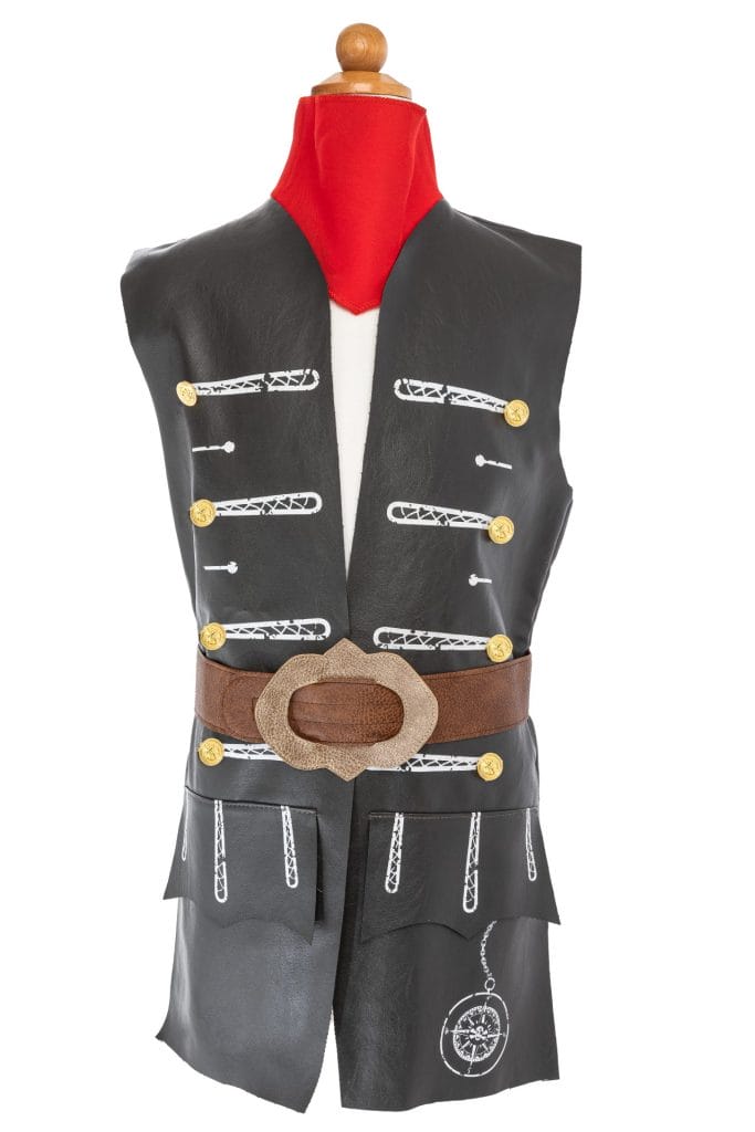 Great Pretenders piratenkostuum met zwart vest, bruine riem en rode sjaal, hangend aan een houten kledingstandaard
