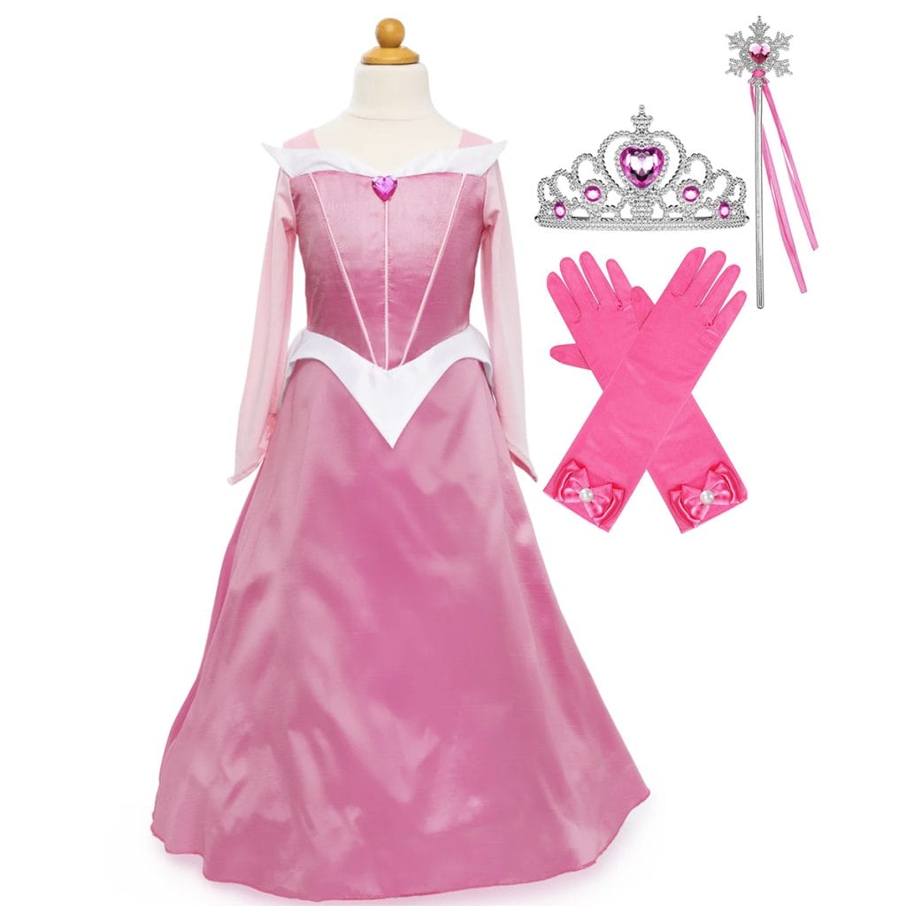 Roze prinsessenjurk doornroosje met tiara, handschoenen en toverstaf, uitgestald op een witte achtergrond.