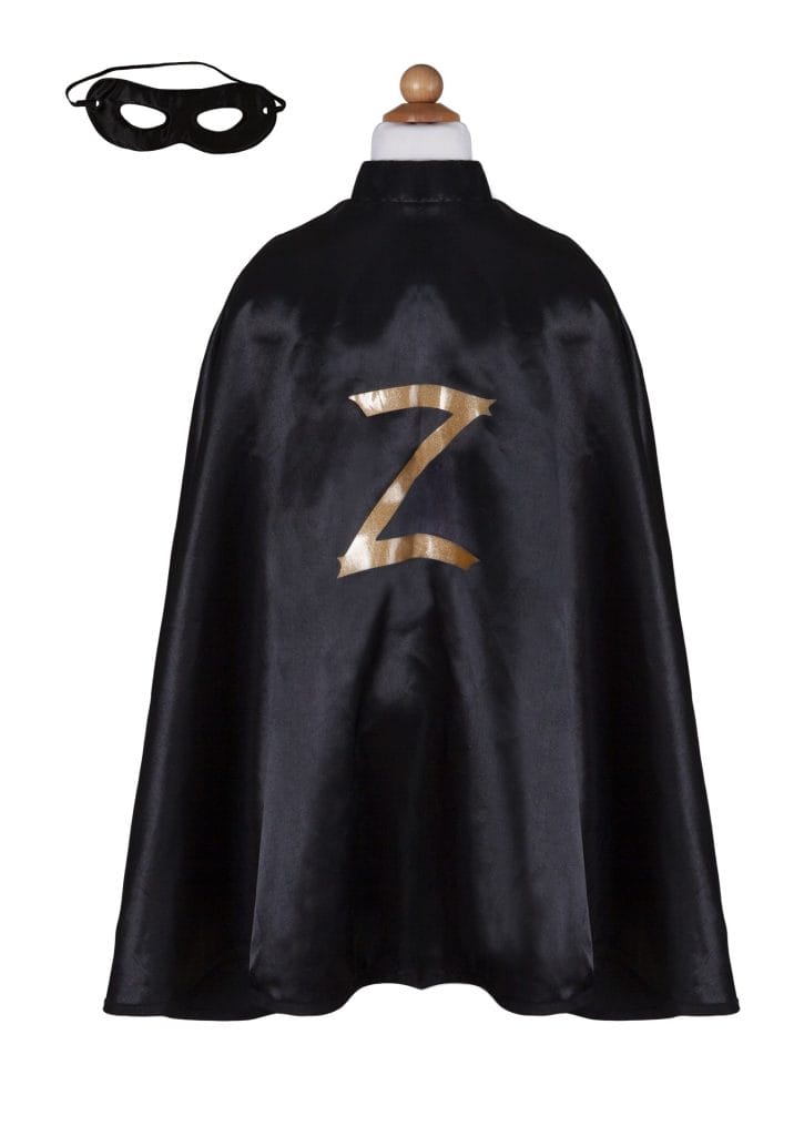 Zwarte zorro cape met groot goudkleurig Z-embleem en los zwart masker, samen als verkleedset afgebeeld.