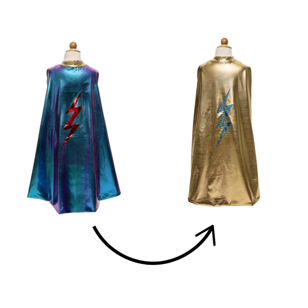Cape lightning: omkeerbare Blue Lightning cape in blauw holografisch en goud, getoond op twee paspoppen.