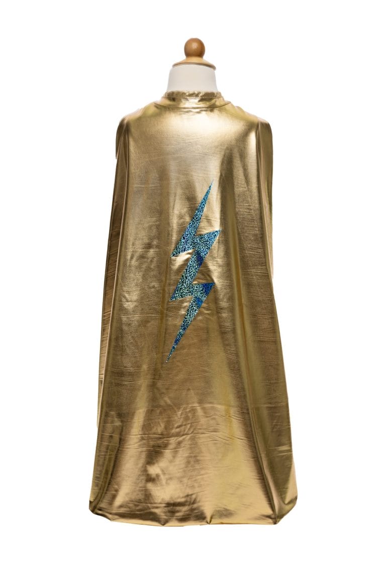 Achterkant van de gouden Blue Lightning cape op een paspop, met een opvallende blauwe bliksemschicht