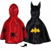 Omkeerbare Batman en Spiderman cape met rode spinnenwebkant en zwarte vleermuiskant met gele vleermuis