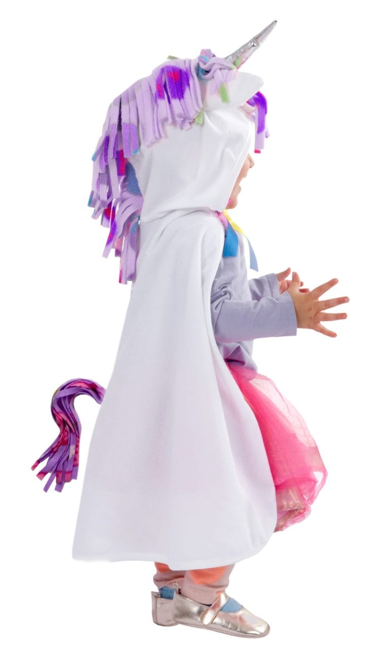 Kind draagt de great pretenders unicorn cape in wit, met kleurrijke manen, zilveren hoorn en lange cape.