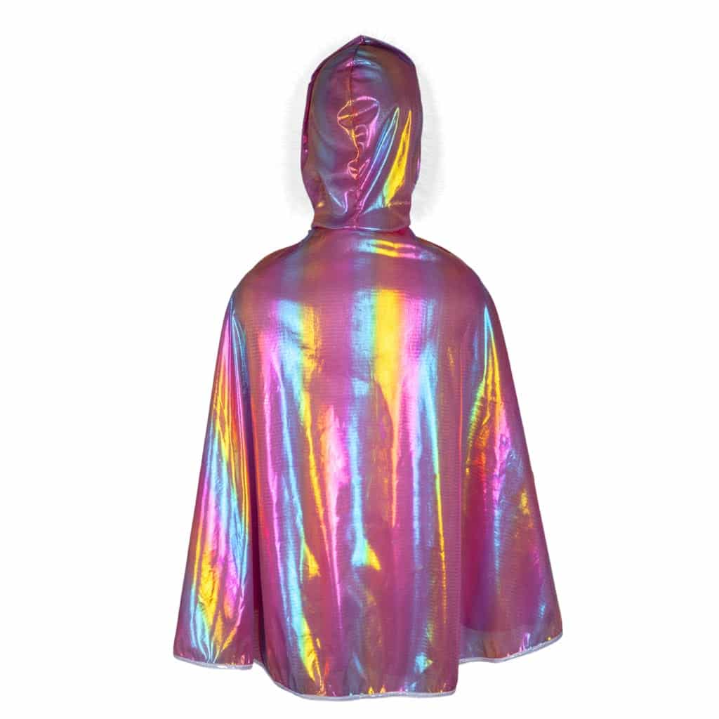 Achterkant van de holografische roze prinsessencape van Great Pretenders met glanzende regenboogtinten