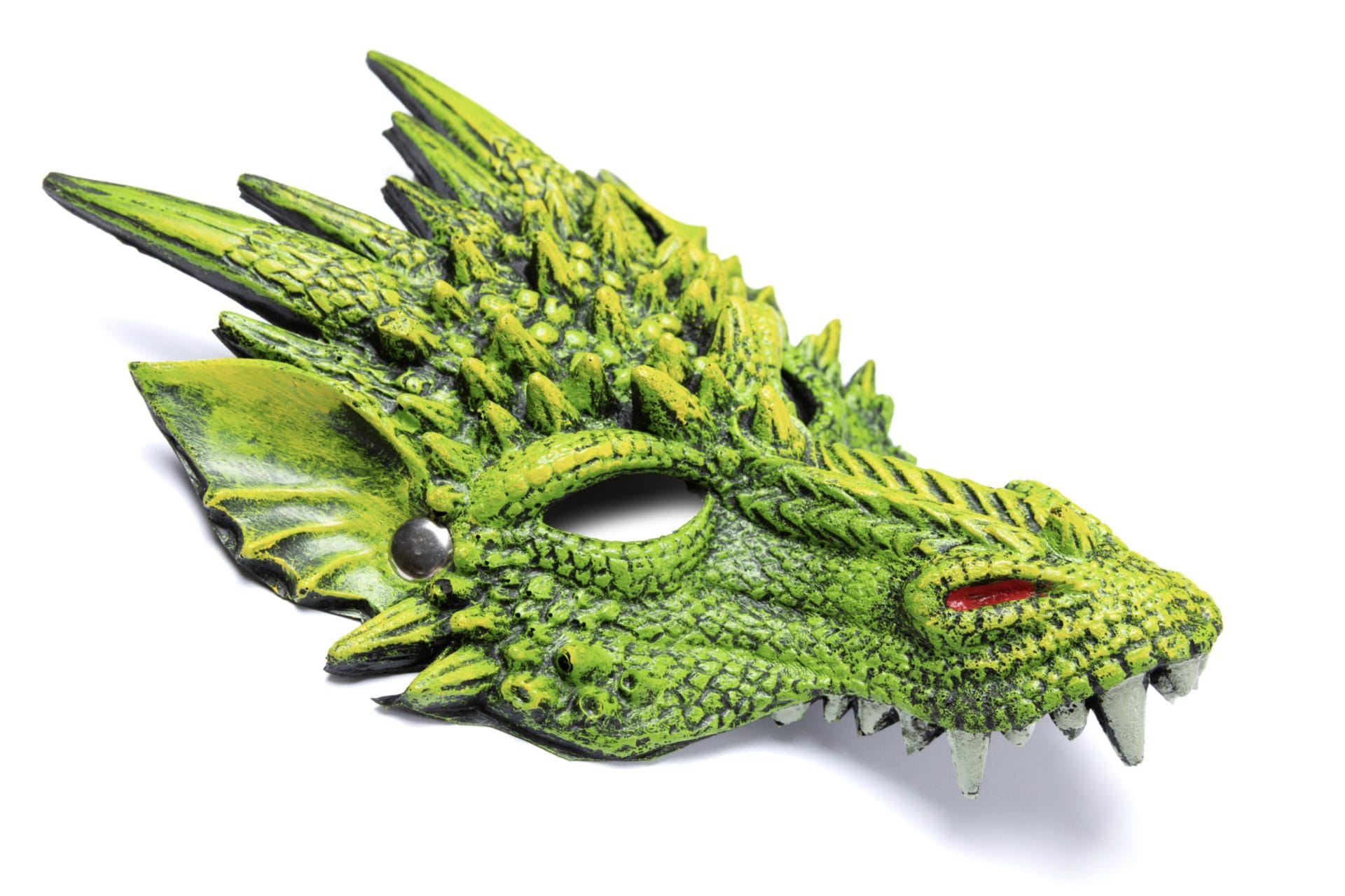 Groen draak masker met geschubde huid, stekels, vleugels, hoorns, rode ogen en scherpe tanden op een witte achtergrond