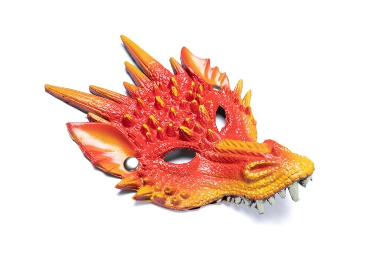 Rood draken masker met oranje hoorns, gele snuit, vleugels, stekels en scherpe grijze tanden