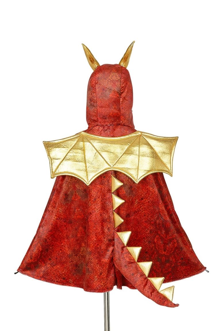 Achterkant van de rode drakencape van Souza! met gouden vleugels, hoorns en een staart met gouden stekels