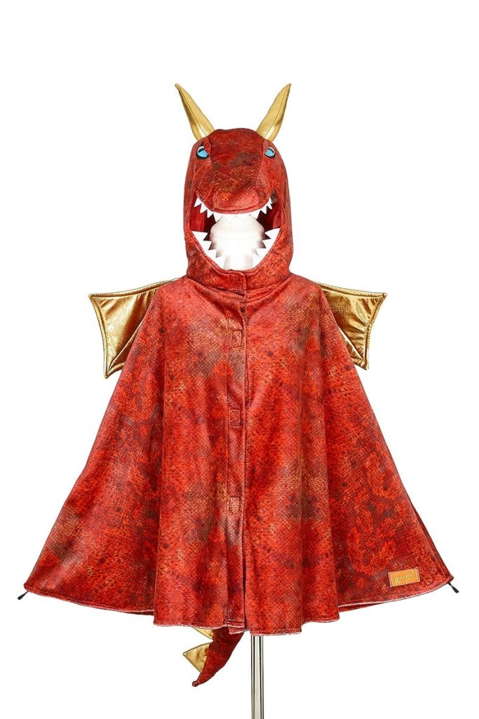 Rode draken cape met een griezelige drakenkop, gouden hoorns en vleugels, getoond op een standaard