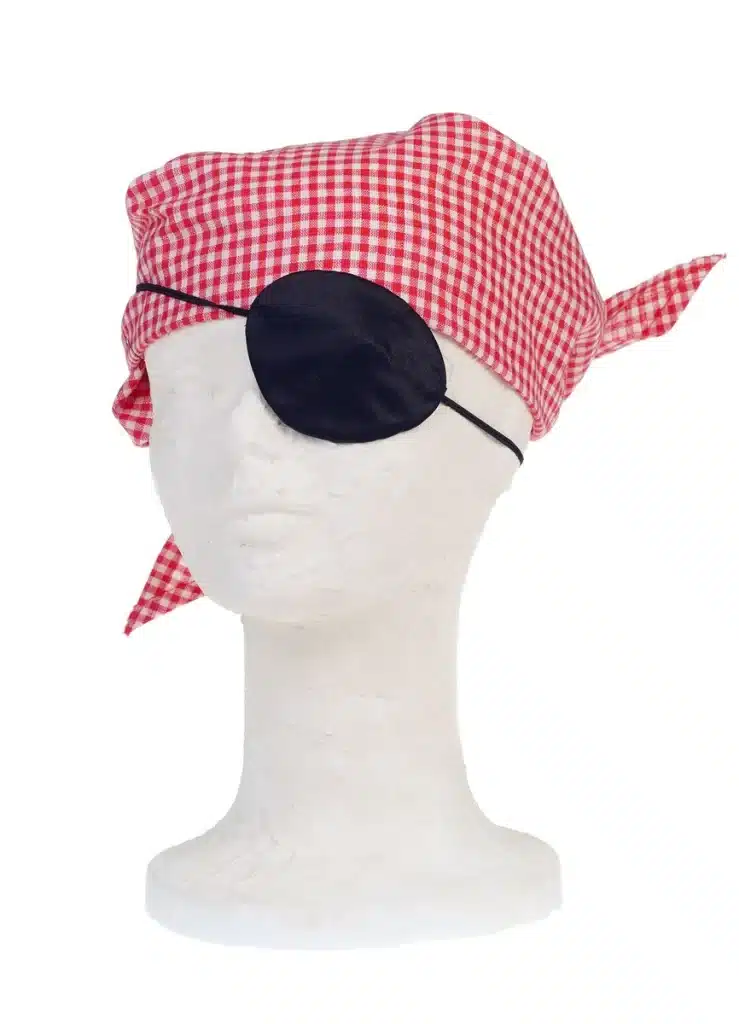 Zwart piraten ooglapje van Souza op een paspop, gecombineerd met een rood-wit geblokte piratenhoofddoek