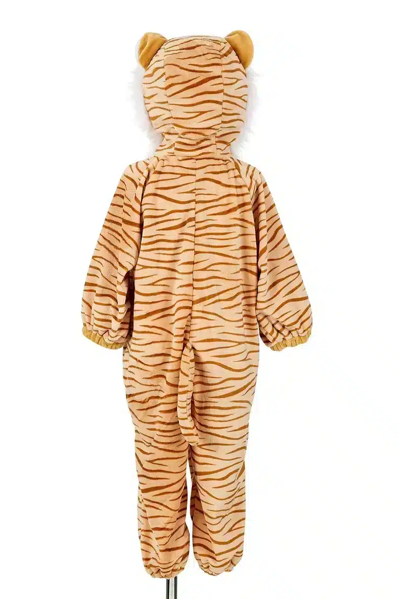 Achterkant van de tijger onesie met capuchon, oortjes, staart en bruine strepen op een lichte ondergrond