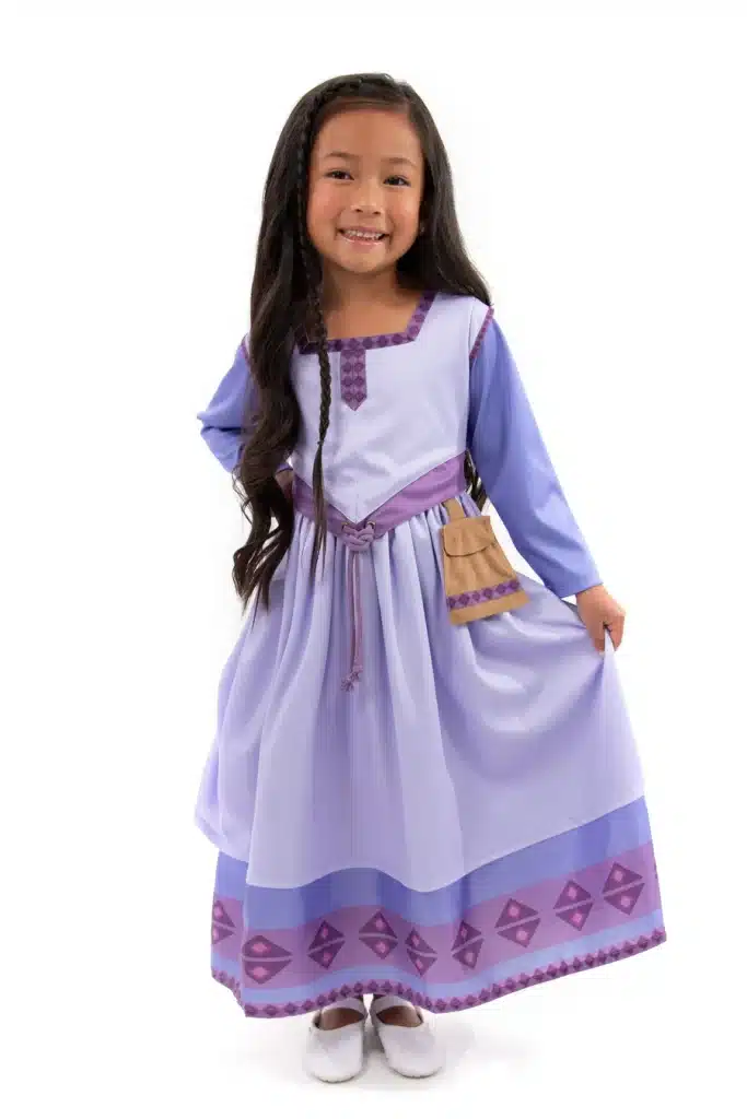 Meisje draagt een paarse prinsessenjurk met lila lijfje, lange mouwen, brede sierband en goudkleurig zakje.