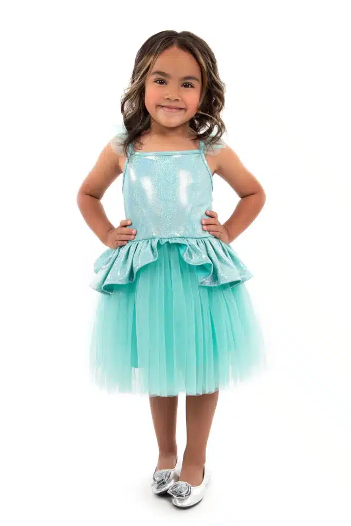 Meisje draagt de Little Adventures groene tutu prinsessenjurk met glanzend lijfje en lange tule rok.