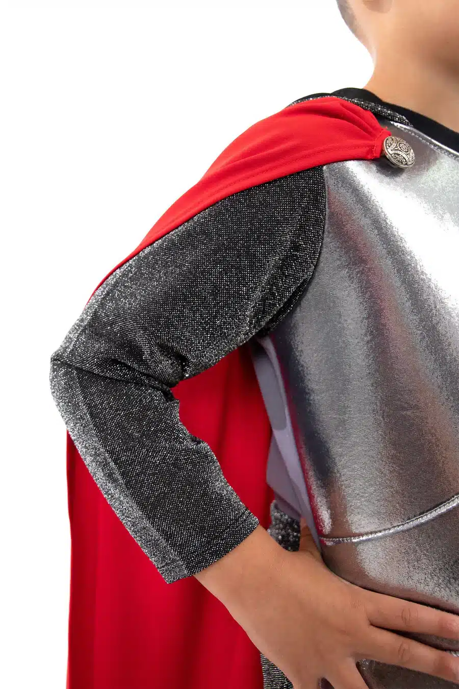 Detail van een ridder vest met zilveren borststuk, zwarte mouw, rode cape en ronde sluiting bij de schouder