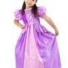 Meisje draagt een paarse Rapunzel prinsessenjurk en houdt de glanzende rok aan beide kanten omhoog