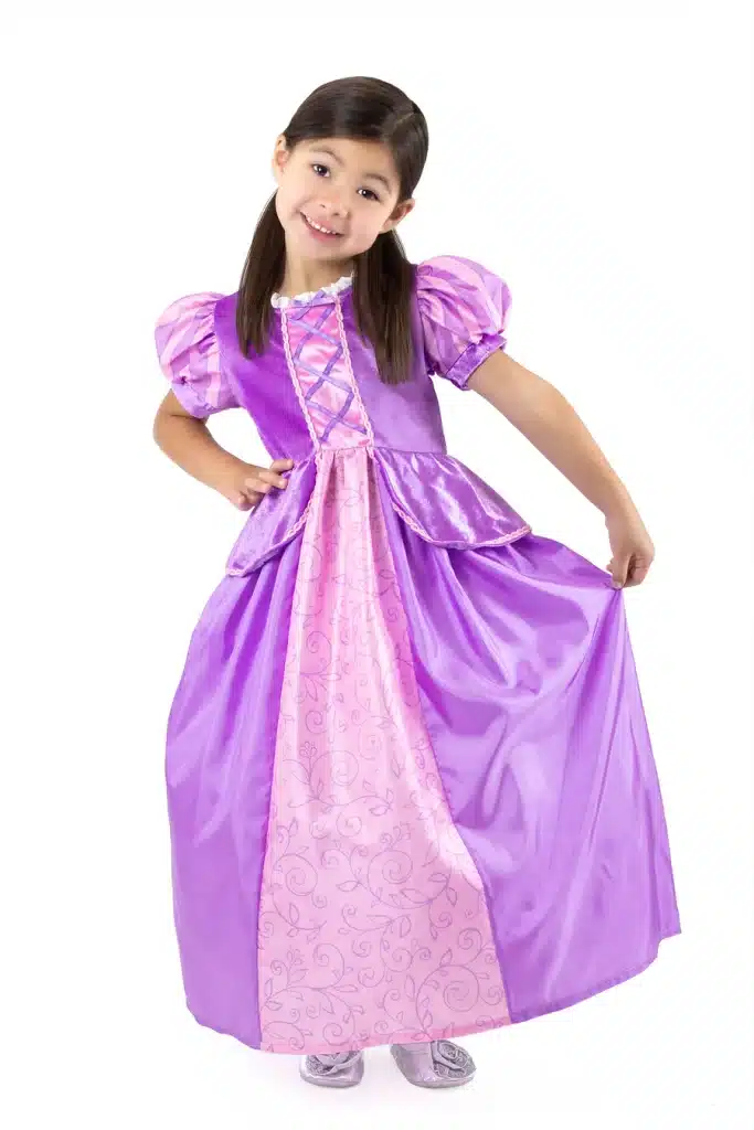 Meisje draagt een paarse Rapunzel prinsessenjurk en houdt de glanzende rok aan beide kanten omhoog