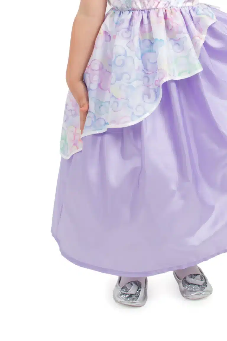 Kind draagt een unicorn prinsessenjurk met lavendelkleurige rok, pastelpatroon en zilverkleurige schoentjes