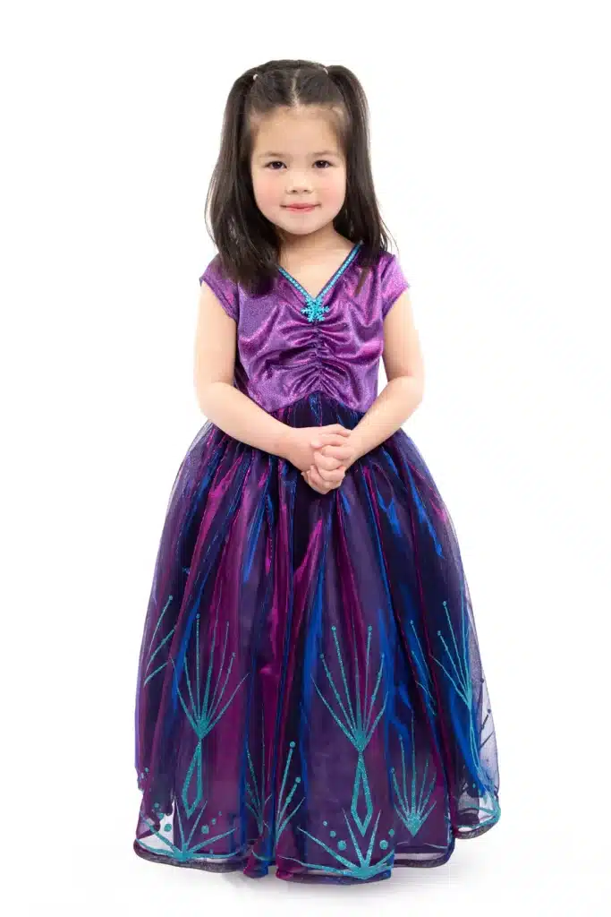 Meisje draagt een paarse prinsessenjurk met glanzend lijfje, blauwe rand en tule rok met blauwe versiering