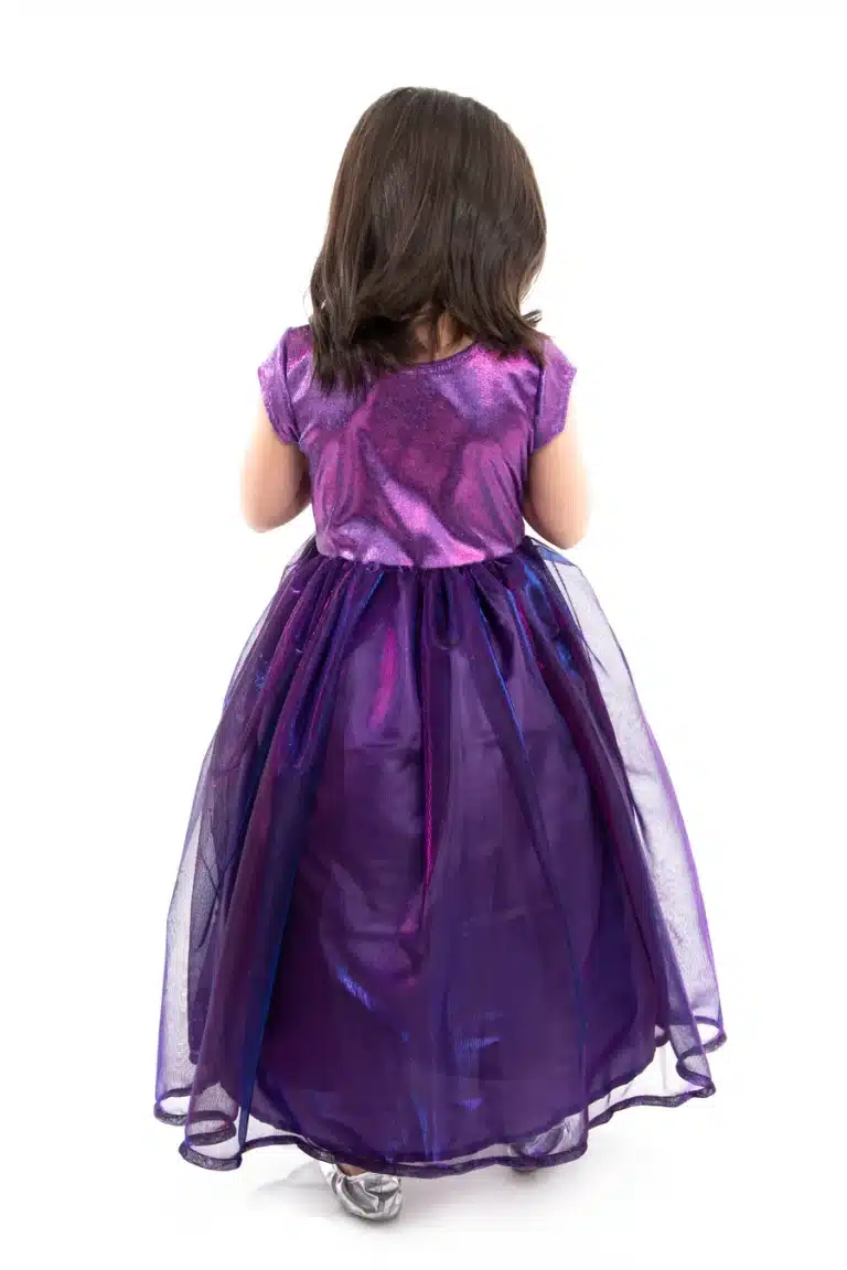 Achteraanzicht van een kind in de paarse prinsessenjurk van Little Adventures met glanzend lijfje en doorschijnende tule rok
