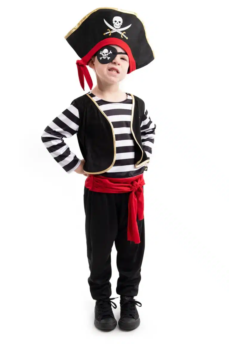 Jongen draagt de Deluxe piraten hoed en het ooglapje van Little Adventures, met doodshoofdprint en rode bandana.