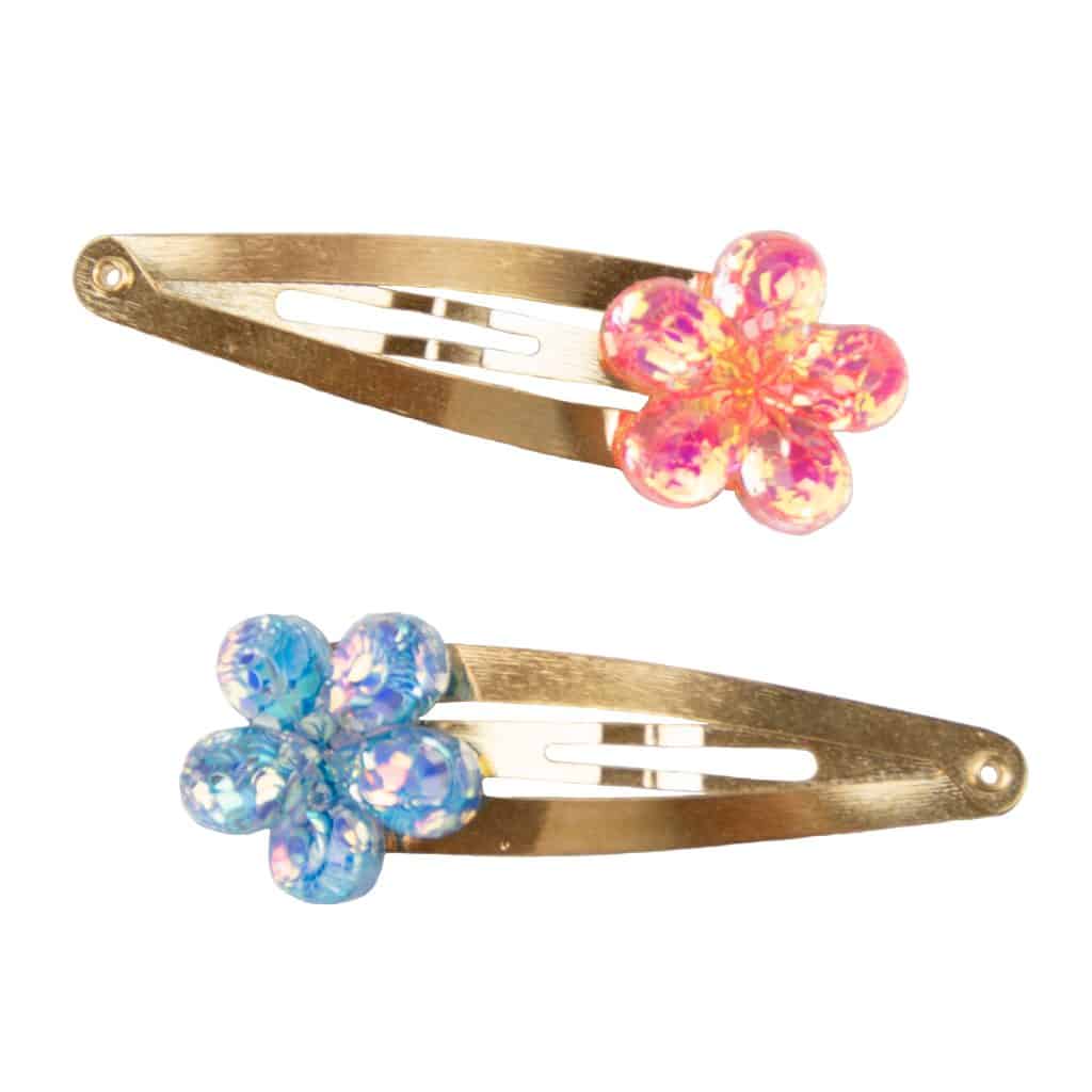 Twee Great Pretenders haarclips met kleurrijke bloemversiering, één roze en één blauwe bloem op metalen clips