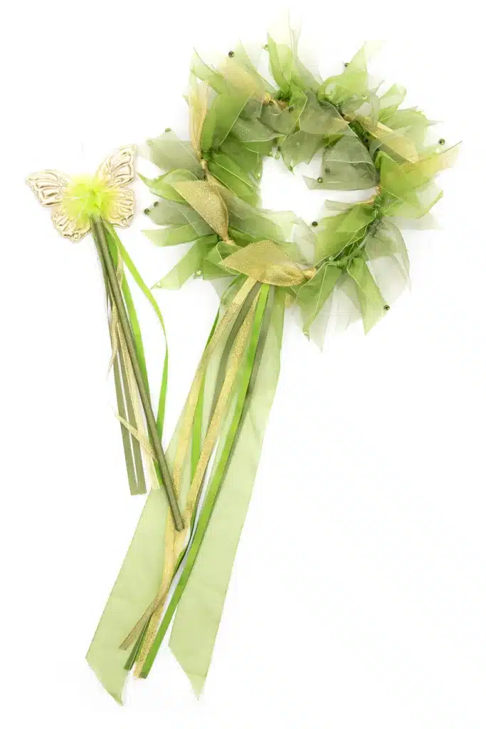 Groene bloemenkrans en prinsessen toverstaf met vlinder, blaadjes en lange groene en gouden linten van de Tinkerbell-set