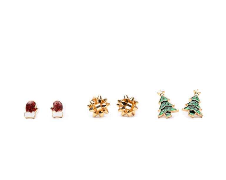 Set kerstboom oorbellen met drie paar: rode kerstballen, gouden kerststerren en groene kerstbomen