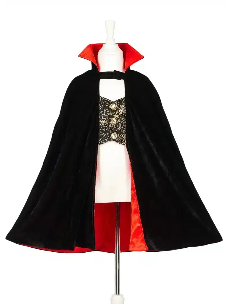 Zwarte cape dracula voor kinderen, op een paspop met rode voering en hoge kraag.