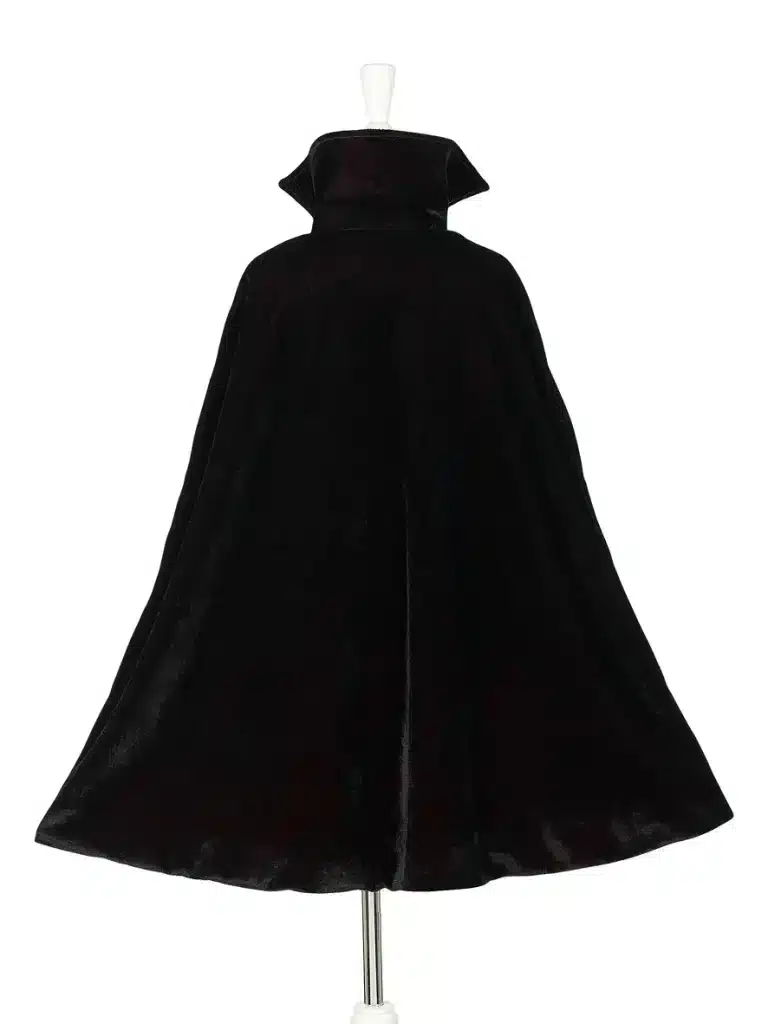 Zwarte dracula cape van Souza! met hoge kraag, hangend aan een standaard en volledig uitgespreid.