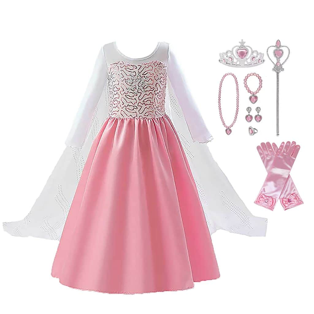 Roze prinsessenjurk kind met kroon, toverstaf, sieraden en handschoenen, plat uitgestald op een witte achtergrond.