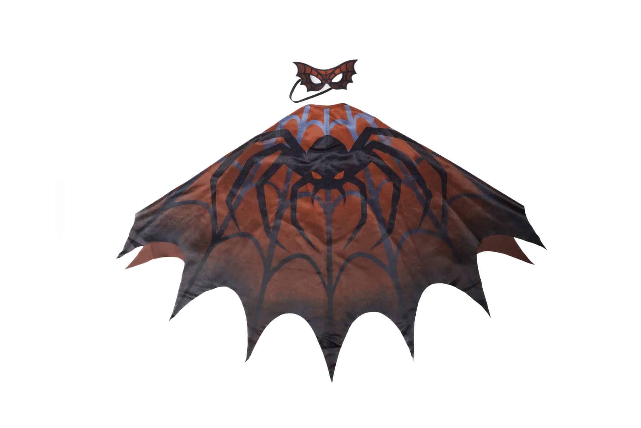Rode en zwarte Spiderman-cape met bijpassend masker, plat uitgestald tegen een witte achtergrond.