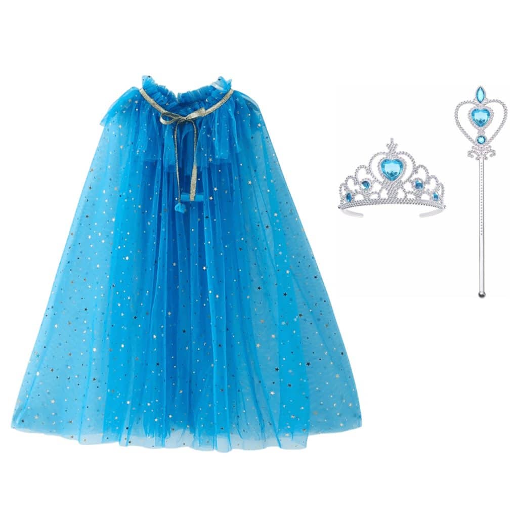 Blauwe prinsessencape van tule met goudkleurige sterren, naast een kroon en toverstaf op een witte achtergrond.