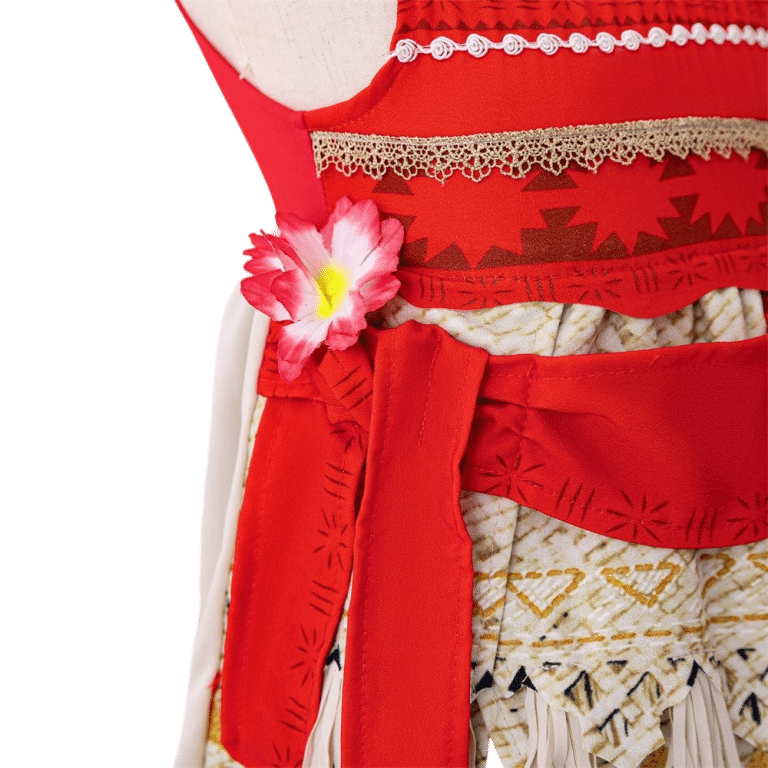 Detail van de rode moana jurk met tailleband, roze bloem, wit kant en bedrukte stof van de rok