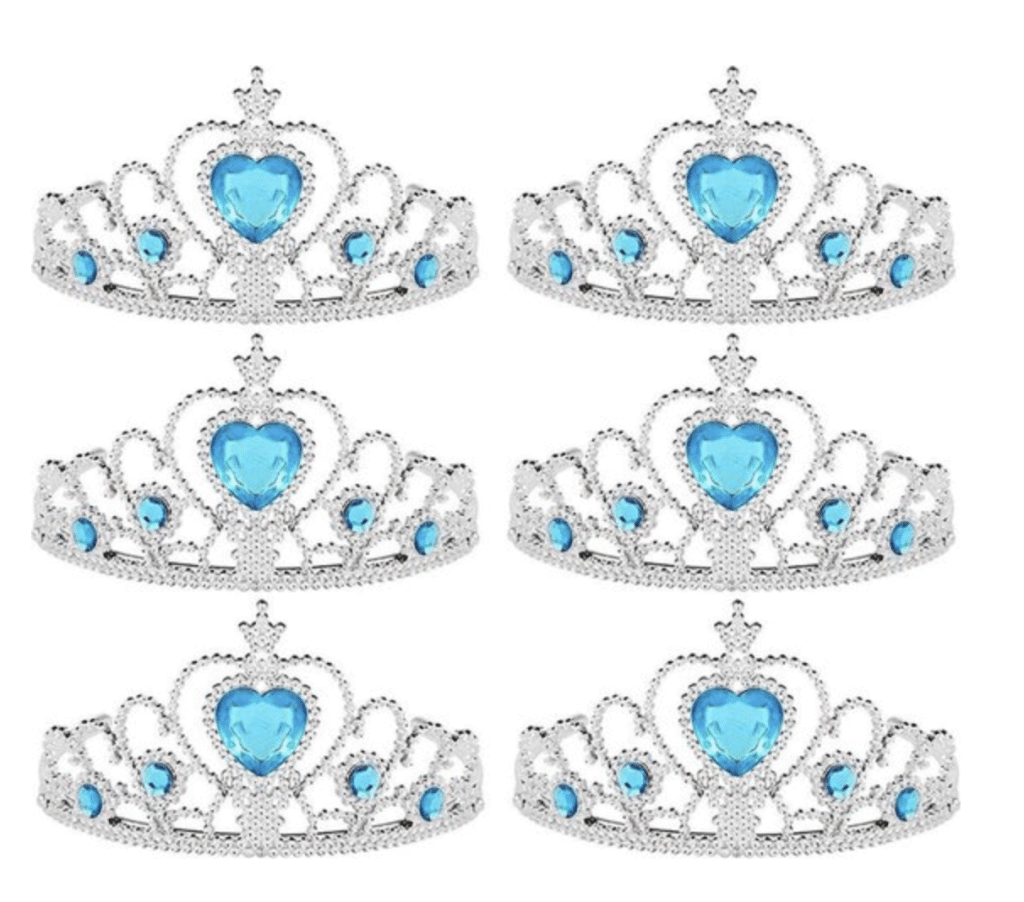 Zes zilverkleurige prinsessenkroontjes met blauwe hartvormige versieringen, naast elkaar op een witte achtergrond