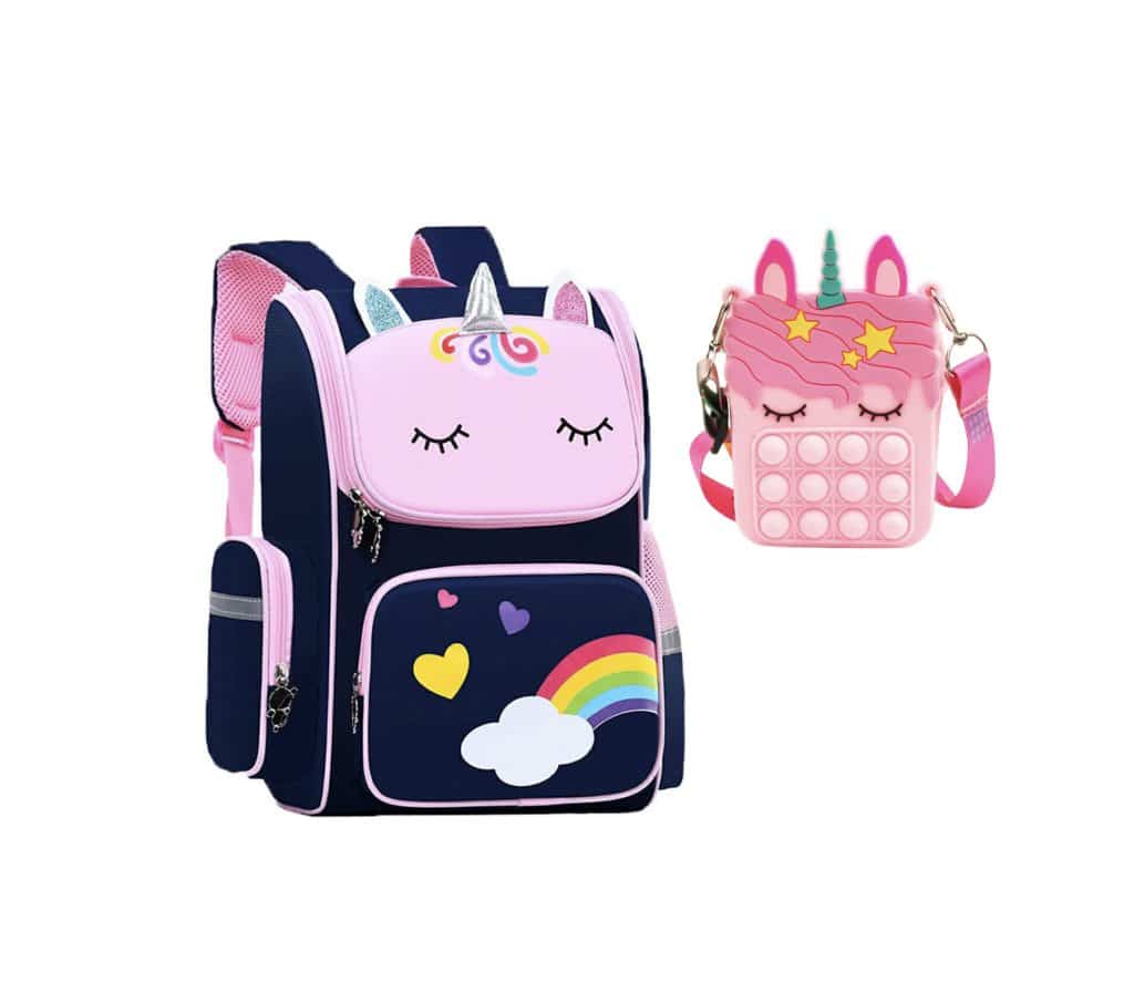 Blauwe unicorn rugtas van Het Betere Merk met roze voorvak, regenboogversiering en een klein roze eenhoorntasje ernaast
