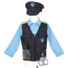 Politie verkleedset kind in zwart en lichtblauw op een paspop, met pet, vest en handboeien.