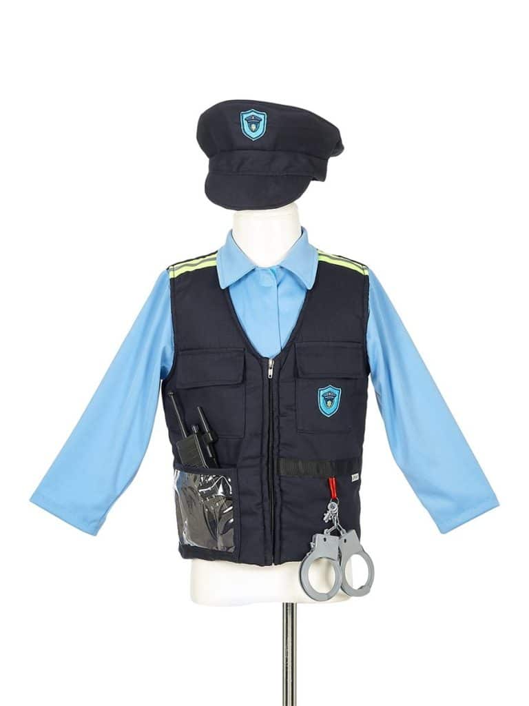 Politie verkleedset kind in zwart en lichtblauw op een paspop, met pet, vest en handboeien.