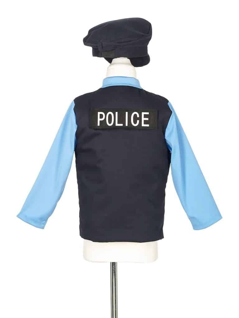 Achteraanzicht van de zwarte politie verkleedset met lichtblauwe mouwen en pet op een paspop; POLICE staat op de rug.