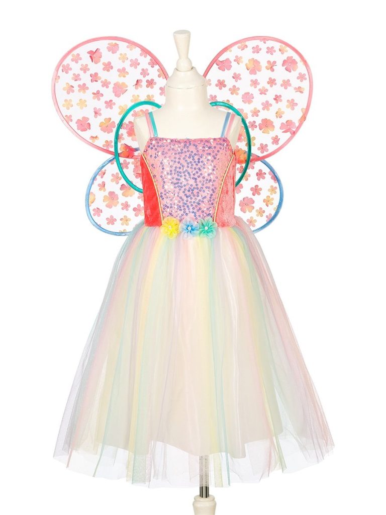 Souza verkleedjurk Flora op een paspop, met roze lijfje, pastelgekleurde regenboogrok en transparante bloemenvleugels.