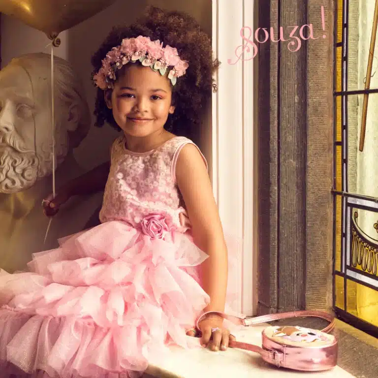 Meisje draagt de roze Lysanna-prinsessenjurk met gebloemd lijfje, rozet in de taille en meerdere lagen tule.