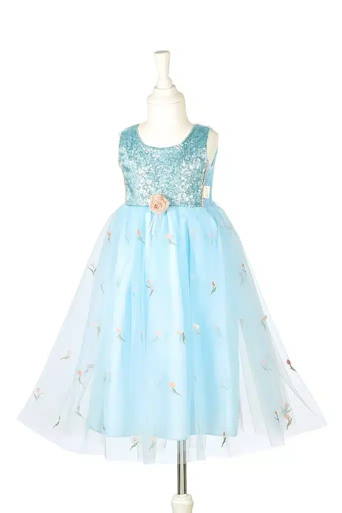 Blauwe prinsessenjurk souza op een paspop, met glinsterend lijfje, tule rok en bloemvormige versiering in de taille.
