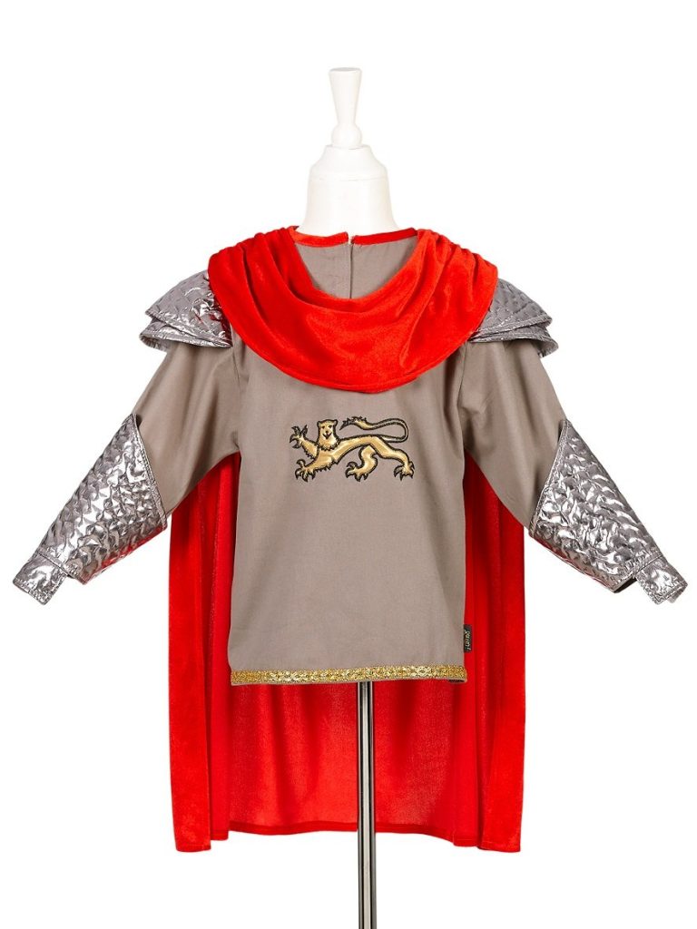 Souza! ridder verkleedpak op paspop, rood met bruin en zilverkleurige schouder- en mouwstukken, rode cape en leeuwenembleem.