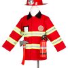 Rood brandweerpak op een paspop met helm, reflecterende strepen, speelgoedbijl en brandblusser