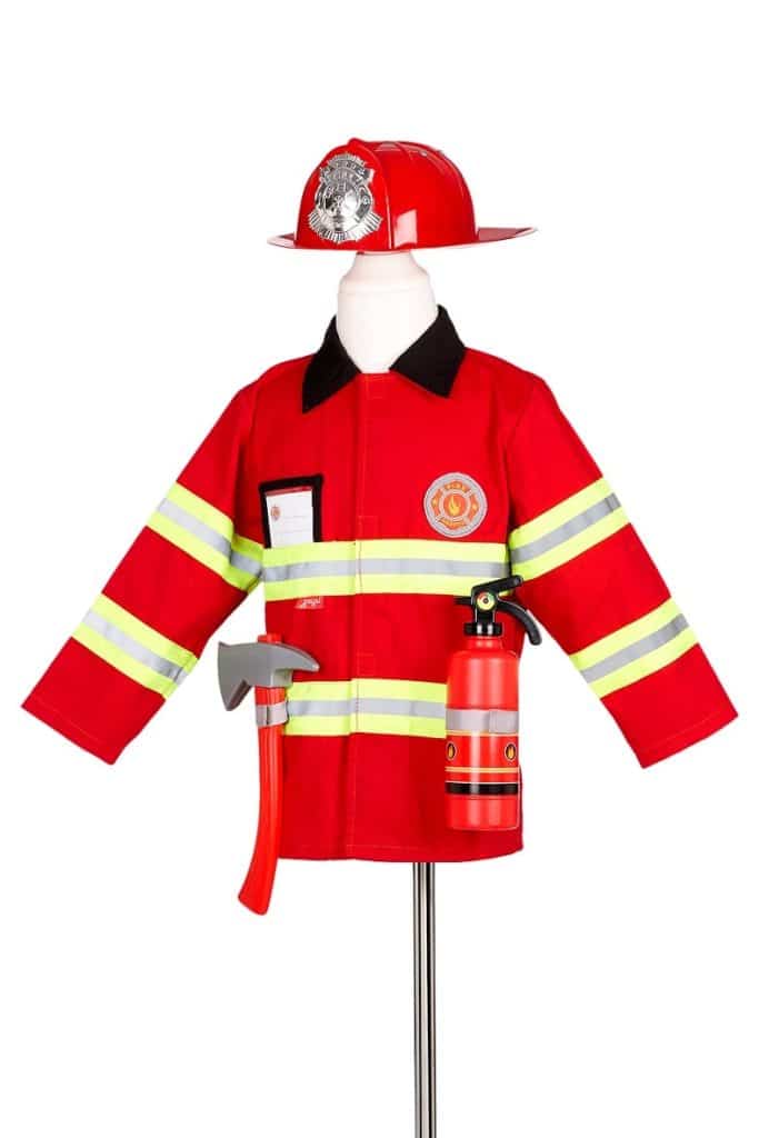 Rood brandweerpak op een paspop met helm, reflecterende strepen, speelgoedbijl en brandblusser