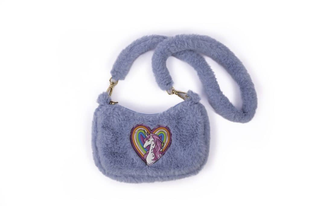 Tasje kind: blauw pluche unicorn schoudertasje los afgebeeld tegen een witte achtergrond, met hartvormige applicatie en ritssluiting.
